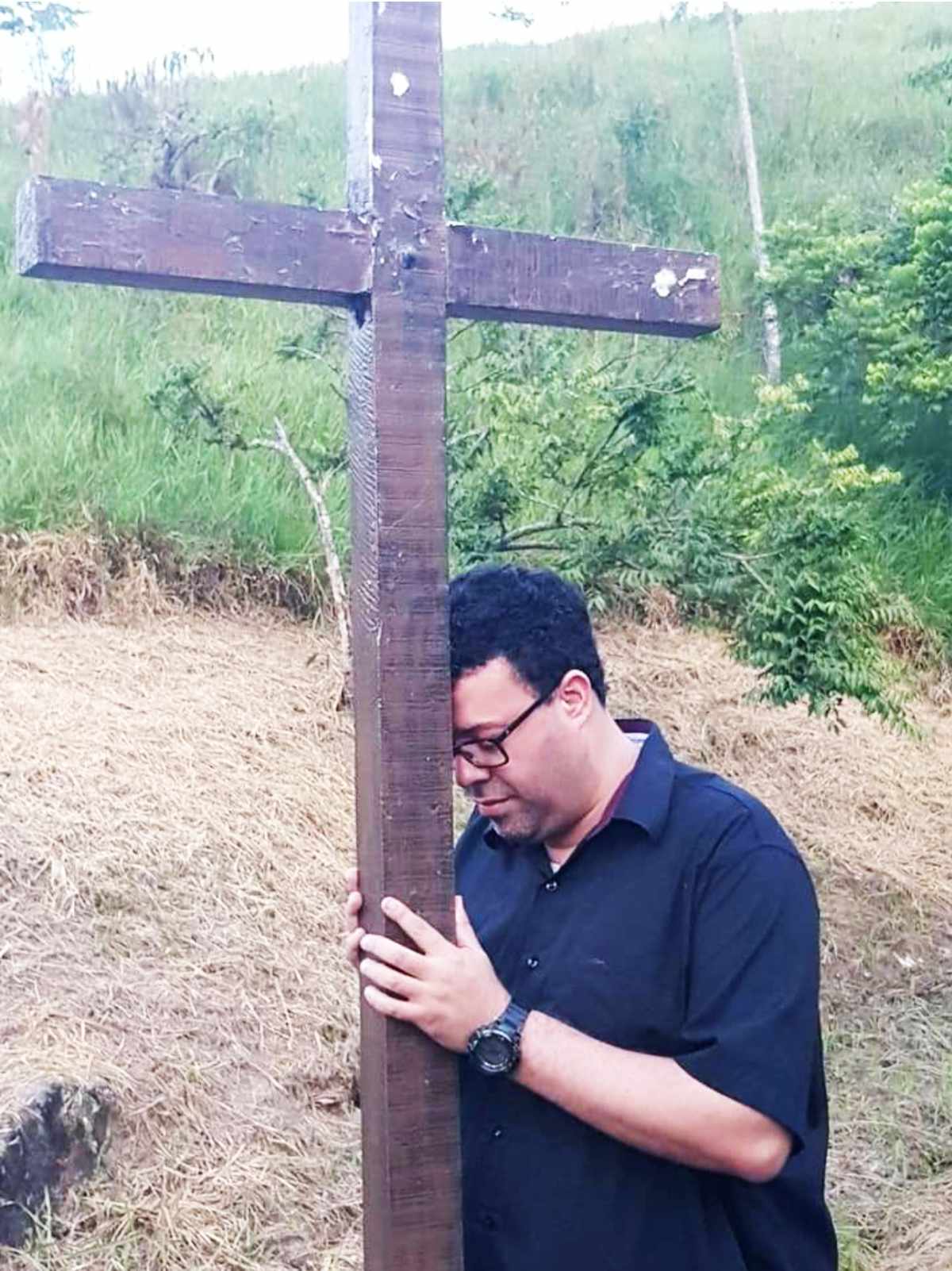 Seer Marcos Tadeu Teixeira in prayer